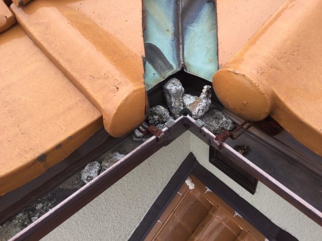 明石市の石が溜まっていた屋根